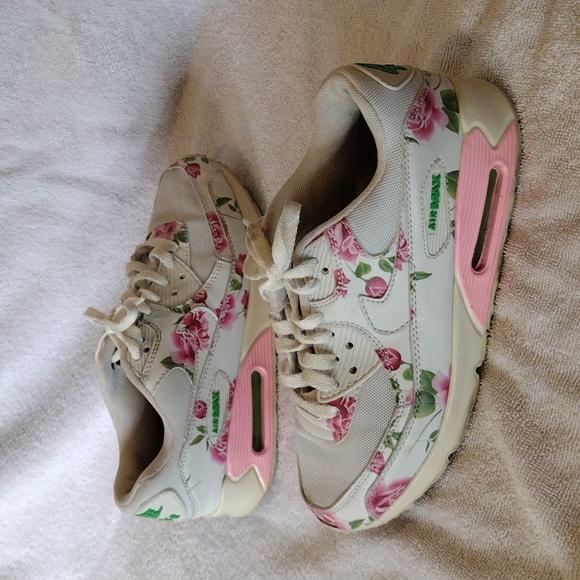 Nike Shoes - NIKE air max floral design
